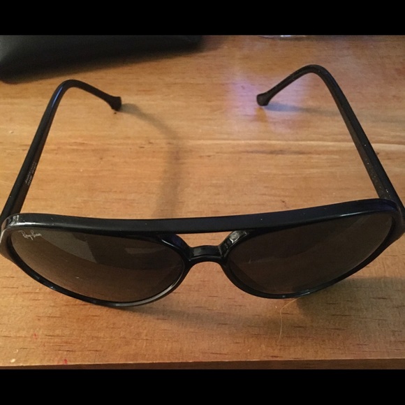 Vintage Ray Ban sunglasses. Black lens and frame - Picture 2 of 8
